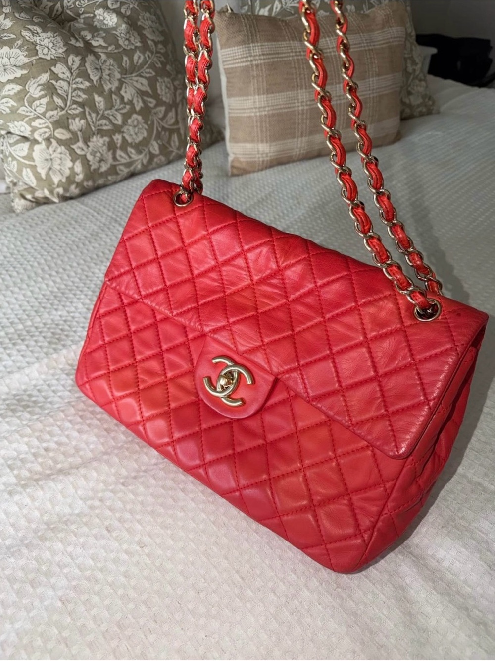 CHANEL Red Quilted Shoulder Bag with Gold Chain